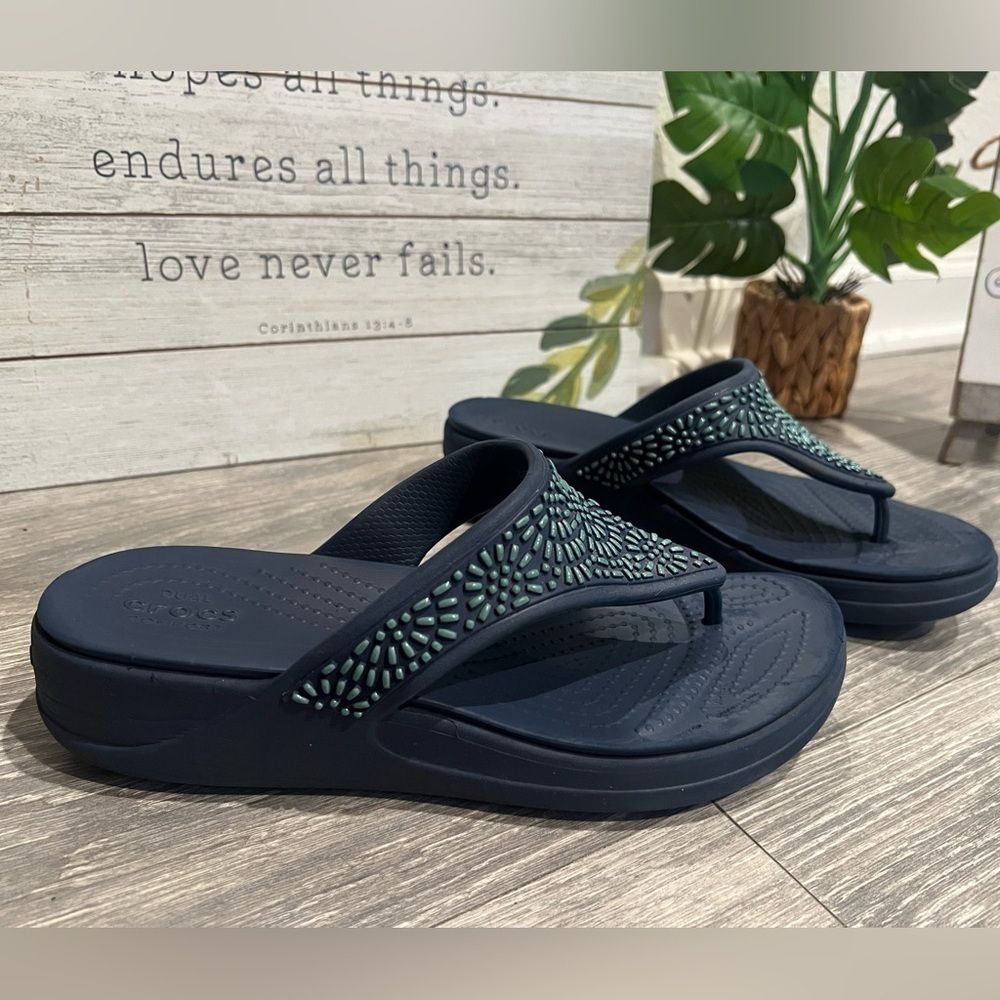 CROCS Monterey Diamanté Dual Comfort Wedge Sandals in Navy. Size 8